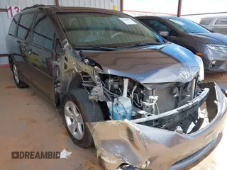 2014 Toyota Sienna LE AAS z VIN 5TDKK3DC3ES459567, wystawiony jako IAAI lot #42238017 z przebiegiem 121 749 mil mil oraz . Historia ofert i sprzedaży dostępna na DreamBid. Obrazek 1.