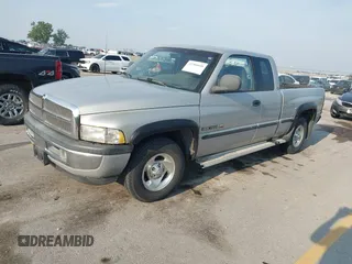 1998 Dodge 1500 z VIN 1B7HC13Y7WJ121175, wystawiony jako IAAI lot #42380600 z przebiegiem 108 539 mil mil oraz . Historia ofert i sprzedaży dostępna na DreamBid. Obrazek 2.