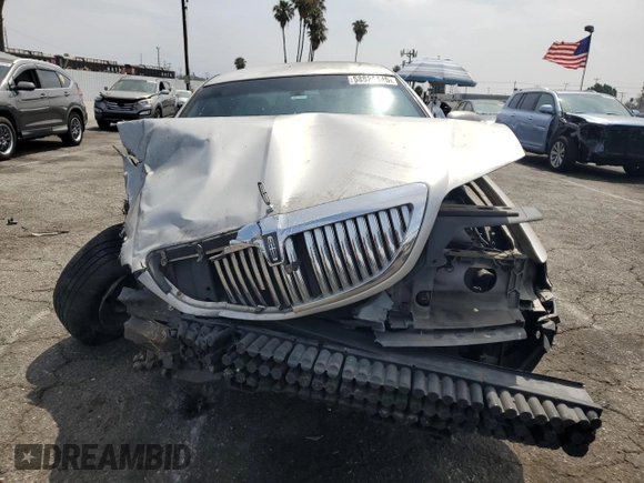 2003 Lincoln Town Car Executive z VIN 1LNHM81W33Y653643, wystawiony jako Copart lot #58824145 z przebiegiem Nie podano mil oraz Szkoda całkowita • Salvage title. Historia ofert i sprzedaży dostępna na DreamBid. Obrazek 5.