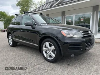 2013 Volkswagen Touareg Sport z VIN WVGEP9BP8DD005795, wystawiony jako IAAI lot #42315534 z przebiegiem 202 563 mil mil oraz . Historia ofert i sprzedaży dostępna na DreamBid. Obrazek 1.