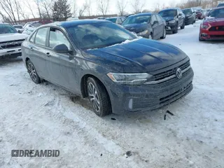 2023 Volkswagen Jetta Sport z VIN 3VWBM7BU3PM047937, wystawiony jako IAAI lot #41614477 z przebiegiem 17 704 mil mil oraz . Historia ofert i sprzedaży dostępna na DreamBid. Obrazek 1.