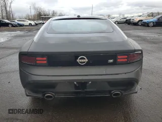 2024 Nissan Z Sport с VIN JN1BZ4AH2RM366772, выставлен на аукционе Copart как лот 45588555 с пробегом 3 711 миль миль и Списание • Salvage title. История ставок и продаж доступна на DreamBid. Изображение 6.