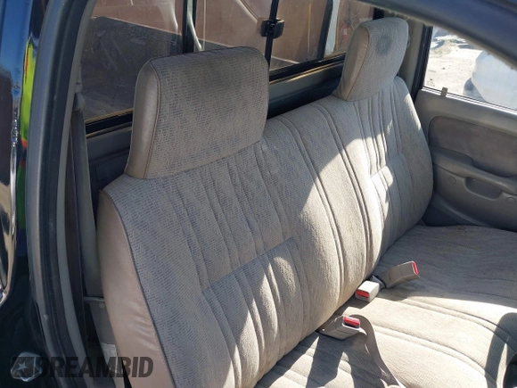 2002 Toyota Tacoma z VIN 5TENL42N92Z064523, wystawiony jako IAAI lot #42228845 z przebiegiem 305 172 mil mil oraz . Historia ofert i sprzedaży dostępna na DreamBid. Obrazek 8.