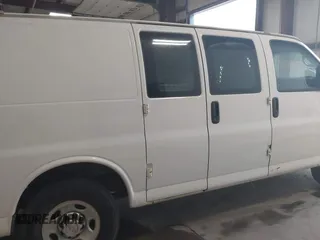 2013 Chevrolet Express Cargo z VIN 1GCWGFBA8D1101785, wystawiony jako IAAI lot #42617920 z przebiegiem 164 366 mil mil oraz . Historia ofert i sprzedaży dostępna na DreamBid. Obrazek 13.