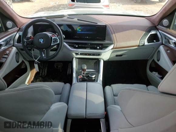 2024 BMW XM z VIN 5YM23CS05R9V07202, wystawiony jako Copart lot #42382675 z przebiegiem 10 028 mil mil oraz Szkody całkowita. Historia ofert i sprzedaży dostępna na DreamBid. Obrazek 8.