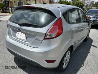 2015 Ford Fiesta SE z VIN 3FADP4EJ8FM167515, wystawiony jako IAAI lot #42153873 z przebiegiem 100 559 mil mil oraz . Historia ofert i sprzedaży dostępna na DreamBid. Obrazek 4.