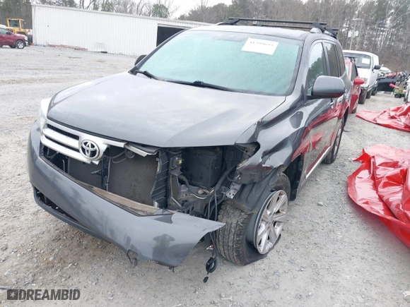 2013 Toyota Highlander with VIN 5TDZK3EH4DS137768, listed as a IAAI auction lot 41399693 with 179,372 mi miles. Bid and sale history available at carsss.com. Image 6.