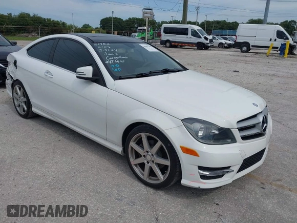 2013 Mercedes-Benz C 250 z VIN WDDGJ4HB7DG050891, wystawiony jako IAAI lot #39092790 z przebiegiem 105 411 mil mil oraz . Historia ofert i sprzedaży dostępna na DreamBid. Obrazek 1.