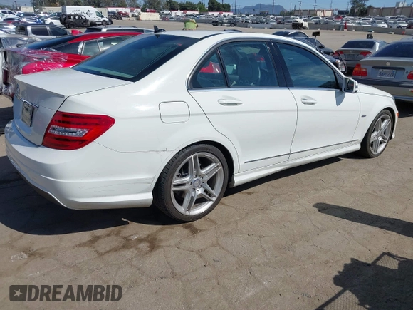 2012 Mercedes-Benz C 250 Sport z VIN WDDGF4HB1CA725623, wystawiony jako IAAI lot #42020594 z przebiegiem 53 714 mil mil oraz . Historia ofert i sprzedaży dostępna na DreamBid. Obrazek 4.