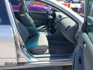 2007 Nissan Altima 2.5 with VIN 1N4AL21E27C138140, listed as a IAAI auction lot 42083098 with 189,799 mi miles. Bid and sale history available at carsss.com. Image 5.