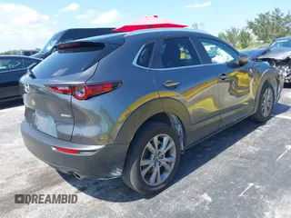 2025 Mazda CX-30 S Carbon Edition z VIN 3MVDMBCMXSM751668, wystawiony jako IAAI lot #42329444 z przebiegiem 16 735 mil mil oraz . Historia ofert i sprzedaży dostępna na DreamBid. Obrazek 4.