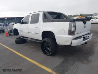 2009 Chevrolet Avalanche LTZ with VIN 3GNEC320X9G192474, listed as a IAAI auction lot 40955902 with 104,732 mi miles. Bid and sale history available at carsss.com. Image 3.