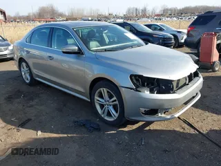 2013 Volkswagen Passat SEL Premium z VIN 1VWCN7A31DC077784, wystawiony jako IAAI lot #41821614 z przebiegiem 146 690 mil mil oraz . Historia ofert i sprzedaży dostępna na DreamBid. Obrazek 1.