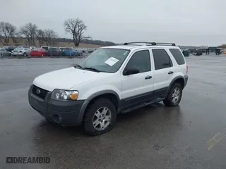 2005 Ford Escape XLT with VIN 1FMYU93125KA69876, listed as a IAAI auction lot 41923043 with 186,306 mi miles. Bid and sale history available at carsss.com. Image 2.