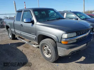 2000 Chevrolet Silverado 2500 LT with VIN 1GCGK29U0YE331086, listed as a IAAI auction lot 41973282 with 137,999 mi miles. Bid and sale history available at carsss.com. Image 1.