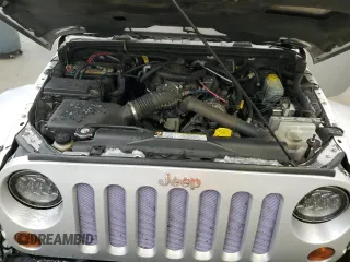 2010 Jeep Wrangler Sahara z VIN 1J4GA5D17AL109979, wystawiony jako Copart lot #45081225 z przebiegiem 190 826 mil mil oraz Szkoda całkowita • Salvage title. Historia ofert i sprzedaży dostępna na DreamBid. Obrazek 12.