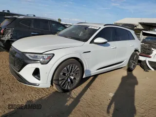 2024 Audi Q8 e-tron Premium Plus z VIN WA15AAGEXRB042875, wystawiony jako Copart lot #73211474 z przebiegiem 5 674 mil mil oraz Szkoda całkowita • Salvage title. Historia ofert i sprzedaży dostępna na DreamBid. Obrazek 1.