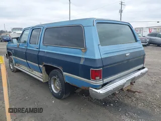 1984 Chevrolet Suburban z VIN 1G8FK16C6EF130150, wystawiony jako IAAI lot #41987449 z przebiegiem 91 357 mil mil oraz . Historia ofert i sprzedaży dostępna na DreamBid. Obrazek 3.