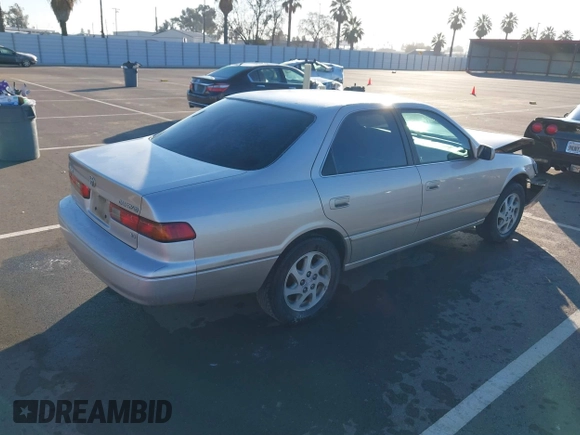 1999 Toyota Camry LE z VIN 4T1BF28K3XU931485, wystawiony jako IAAI lot #41413709 z przebiegiem 148 621 mil mil oraz . Historia ofert i sprzedaży dostępna na DreamBid. Obrazek 4.