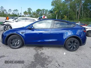 2025 Tesla Model Y Long Range z VIN 7SAYGDED0SF256650, wystawiony jako IAAI lot #41993206 z przebiegiem Nie podano mil oraz . Historia ofert i sprzedaży dostępna na DreamBid. Obrazek 14.