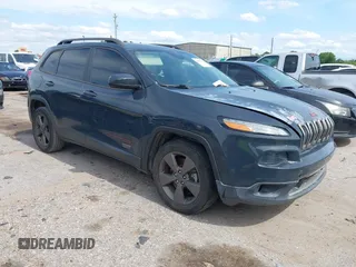 2016 Jeep Cherokee Latitude z VIN 1C4PJLCB2GW346441, wystawiony jako IAAI lot #42295043 z przebiegiem 109 903 mil mil oraz . Historia ofert i sprzedaży dostępna na DreamBid. Obrazek 1.