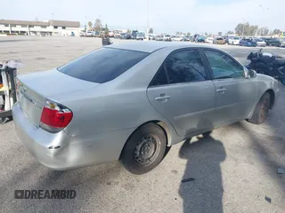 2005 Toyota Camry STD z VIN 4T1BE32K45U399095, wystawiony jako IAAI lot #41609211 z przebiegiem 244 705 mil mil oraz . Historia ofert i sprzedaży dostępna na DreamBid. Obrazek 4.