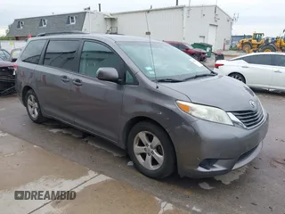 2011 Toyota Sienna LE AAS z VIN 5TDKK3DC3BS145350, wystawiony jako IAAI lot #42350996 z przebiegiem 138 113 mil mil oraz . Historia ofert i sprzedaży dostępna na DreamBid. Obrazek 1.