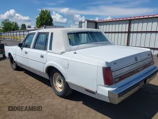 1989 Lincoln Town Car z VIN 1LNBM81FXKY640618, wystawiony jako IAAI lot #42290055 z przebiegiem 36 095 mil mil oraz . Historia ofert i sprzedaży dostępna na DreamBid. Obrazek 3.