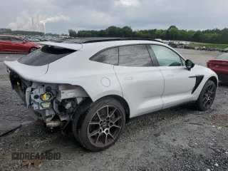 2021 Aston Martin DBX z VIN SCFVUJAW8MTV01405, wystawiony jako Copart lot #56564704 z przebiegiem 12 386 mil mil oraz Szkody całkowita. Historia ofert i sprzedaży dostępna na DreamBid. Obrazek 3.