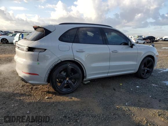 2024 Porsche Cayenne z VIN WP1AA2AY7RDA03399, wystawiony jako Copart lot #42403415 z przebiegiem 24 319 mil mil oraz Szkoda całkowita • Salvage title. Historia ofert i sprzedaży dostępna na DreamBid. Obrazek 3.