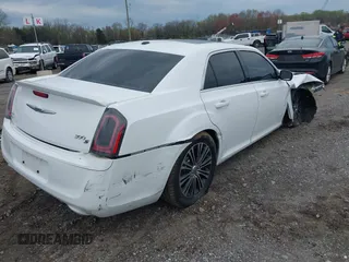 2013 Chrysler 300 S z VIN 2C3CCAGT5DH733211, wystawiony jako IAAI lot #42029043 z przebiegiem 144 414 mil mil oraz . Historia ofert i sprzedaży dostępna na DreamBid. Obrazek 4.