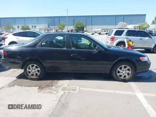 1999 Toyota Camry LE z VIN 4T1BG22K4XU574050, wystawiony jako IAAI lot #41991415 z przebiegiem 329 825 mil mil oraz . Historia ofert i sprzedaży dostępna na DreamBid. Obrazek 12.