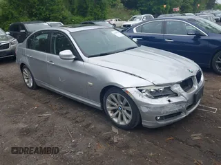 2011 BMW 3 Series 328i xDrive z VIN WBAPK5C5XBF125100, wystawiony jako IAAI lot #42280591 z przebiegiem 72 167 mil mil oraz . Historia ofert i sprzedaży dostępna na DreamBid. Obrazek 1.