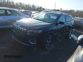 2021 Jeep Cherokee Limited z VIN 1C4PJMDX8MD108052, wystawiony jako IAAI lot #41248255 z przebiegiem 131 929 mil mil oraz . Historia ofert i sprzedaży dostępna na DreamBid. Obrazek 2.