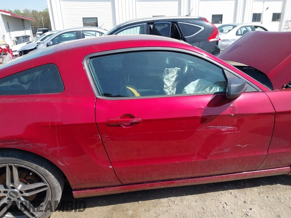 2014 Ford Mustang V6 с VIN 1ZVBP8AM8E5305838, выставлен на аукционе IAAI как лот 41923695 с пробегом 119 831 миль миль и . История ставок и продаж доступна на DreamBid. Изображение 13.