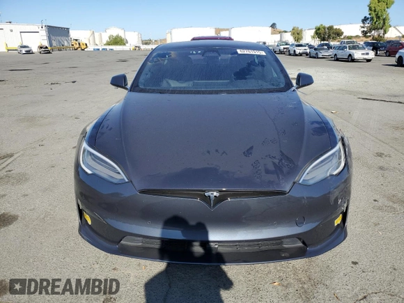 2022 Tesla Model S z VIN 5YJSA1E53NF462884, wystawiony jako Copart lot #62701915 z przebiegiem Nie podano mil oraz Szkoda całkowita • Salvage title. Historia ofert i sprzedaży dostępna na DreamBid. Obrazek 5.