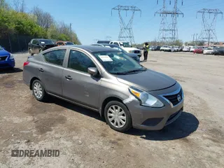 2017 Nissan Versa S z VIN 3N1CN7AP9HL895170, wystawiony jako IAAI lot #42053386 z przebiegiem 153 202 mil mil oraz . Historia ofert i sprzedaży dostępna na DreamBid. Obrazek 1.