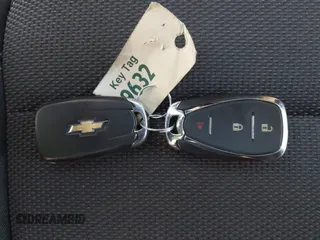 2020 Chevrolet Traverse LS z VIN 1GNERFKW9LJ127710, wystawiony jako IAAI lot #42006930 z przebiegiem Nie podano mil oraz . Historia ofert i sprzedaży dostępna na DreamBid. Obrazek 11.