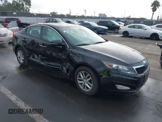 2013 Kia Optima LX z VIN 5XXGM4A74DG221272, wystawiony jako IAAI lot #41470828 z przebiegiem 76 452 mil mil oraz . Historia ofert i sprzedaży dostępna na DreamBid. Obrazek 1.