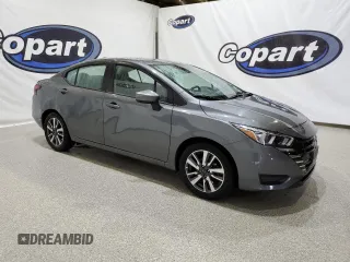 2023 Nissan Versa SV z VIN 3N1CN8EV5PL862003, wystawiony jako Copart lot #60059595 z przebiegiem 35 896 mil mil oraz Czysty tytuł • Clean title. Historia ofert i sprzedaży dostępna na DreamBid. Obrazek 4.
