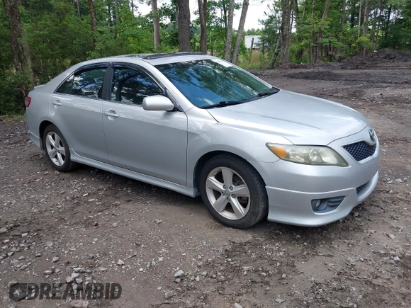 2011 Toyota Camry LE z VIN 4T1BF3EK3BU200056, wystawiony jako IAAI lot #42467171 z przebiegiem 242 129 mil mil oraz . Historia ofert i sprzedaży dostępna na DreamBid. Obrazek 1.