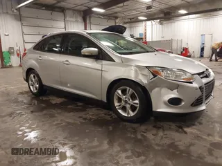 2013 Ford Focus SE z VIN 1FADP3F22DL200556, wystawiony jako IAAI lot #42414058 z przebiegiem 96 966 mil mil oraz . Historia ofert i sprzedaży dostępna na DreamBid. Obrazek 1.