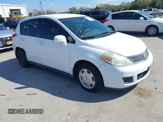 2008 Nissan Versa S z VIN 3N1BC13E78L459931, wystawiony jako IAAI lot #41637185 z przebiegiem 127 401 mil mil oraz . Historia ofert i sprzedaży dostępna na DreamBid. Obrazek 1.