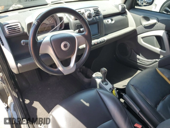 2009 Smart fortwo Pure z VIN WMEEJ31X79K272757, wystawiony jako Copart lot #54772585 z przebiegiem 100 977 mil mil oraz Szkoda całkowita • Salvage title. Historia ofert i sprzedaży dostępna na DreamBid. Obrazek 8.