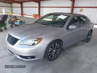 2014 Chrysler 200 Touring z VIN 1C3CCBBB0EN117901, wystawiony jako IAAI lot #42207392 z przebiegiem 110 786 mil mil oraz . Historia ofert i sprzedaży dostępna na DreamBid. Obrazek 2.