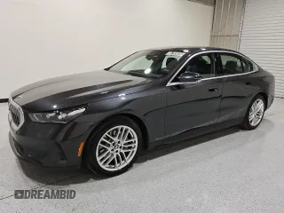 2024 BMW 5 Series 530i z VIN WBA43FJ07RCR70267, wystawiony jako Copart lot #55703835 z przebiegiem 26 913 mil mil oraz Czysty tytuł • Clean title. Historia ofert i sprzedaży dostępna na DreamBid. Obrazek 1.