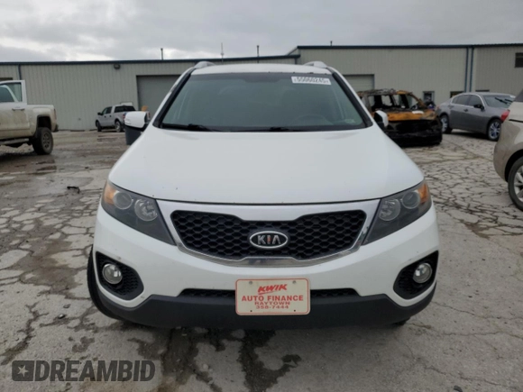 2013 Kia Sorento EX z VIN 5XYKUDA24DG411065, wystawiony jako Copart lot #55060245 z przebiegiem 171 799 mil mil oraz Czysty tytuł • Clean title. Historia ofert i sprzedaży dostępna na DreamBid. Obrazek 5.