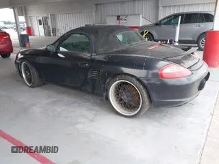 2003 Porsche Boxster z VIN WP0CA29893U620342, wystawiony jako IAAI lot #42202533 z przebiegiem 141 397 mil mil oraz . Historia ofert i sprzedaży dostępna na DreamBid. Obrazek 3.