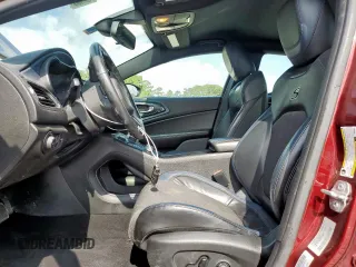 2015 Chrysler 200 S z VIN 1C3CCCBB7FN590895, wystawiony jako Copart lot #58063265 z przebiegiem 115 611 mil mil oraz Szkoda całkowita • Salvage title. Historia ofert i sprzedaży dostępna na DreamBid. Obrazek 7.