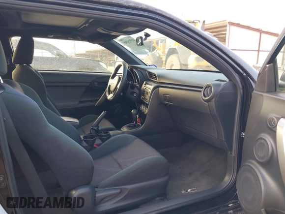 2013 Scion tC z VIN JTKJF5C75D3046414, wystawiony jako IAAI lot #41915505 z przebiegiem 58 906 mil mil oraz . Historia ofert i sprzedaży dostępna na DreamBid. Obrazek 5.